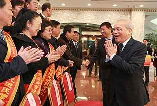 綠之韻集團(tuán)被全國(guó)工商聯(lián)、人力資源社會(huì)保障部、全國(guó)總工會(huì)聯(lián)合授予“全國(guó)就業(yè)與社會(huì)保障先進(jìn)民營(yíng)企業(yè)”稱(chēng)號(hào)