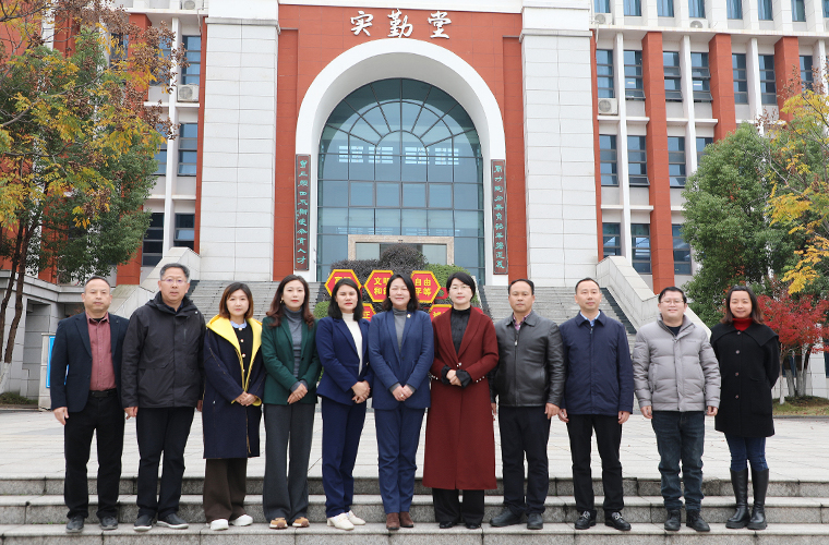 綠之韻集團(tuán)聯(lián)合瀏陽經(jīng)開區(qū)政協(xié)委員工作室開展“愛心助學(xué)·書香滿園”活動走進(jìn)長郡瀏陽實(shí)驗(yàn)學(xué)校