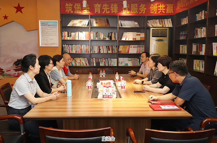 瀏陽(yáng)市人大常委會(huì)副主任、市總工會(huì)主席張葵紅一行蒞臨綠之韻走訪慰問(wèn)勞模先進(jìn)