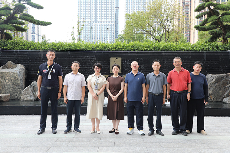 中共長(zhǎng)沙市雨花區(qū)區(qū)委常委、政法委書(shū)記劉燕妮一行蒞臨綠之韻中心調(diào)研